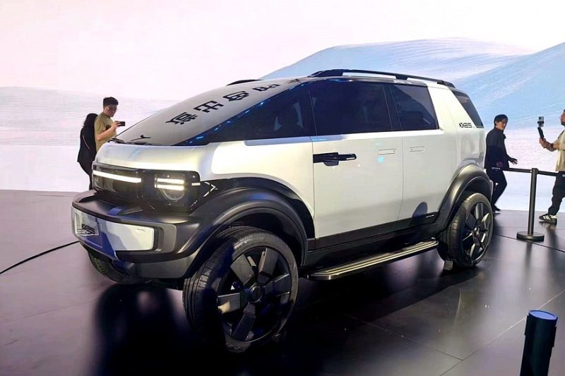 Кроссовер iCar V23 от Chery представлен вместе с родственным кроссвэном iCar X25 Кроссовер Chery iCar V23 будет представлен вместе с родственным кроссовером iCar X25