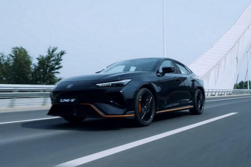 Changan Uni-V с новым дизайном готовится к старту продаж Changan Uni-V представлен с новым дизайном