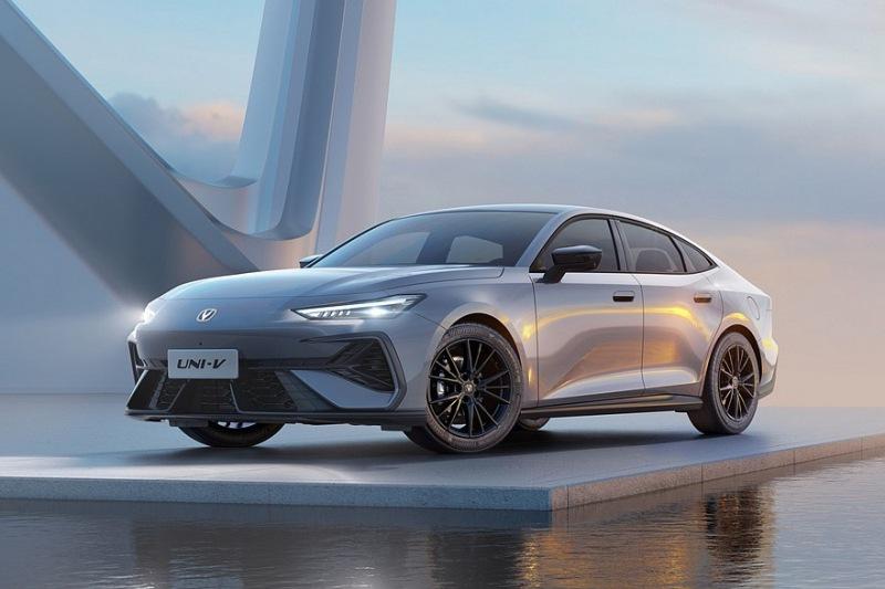 Changan Uni-V с новым дизайном готовится к старту продаж Changan Uni-V представлен с новым дизайном