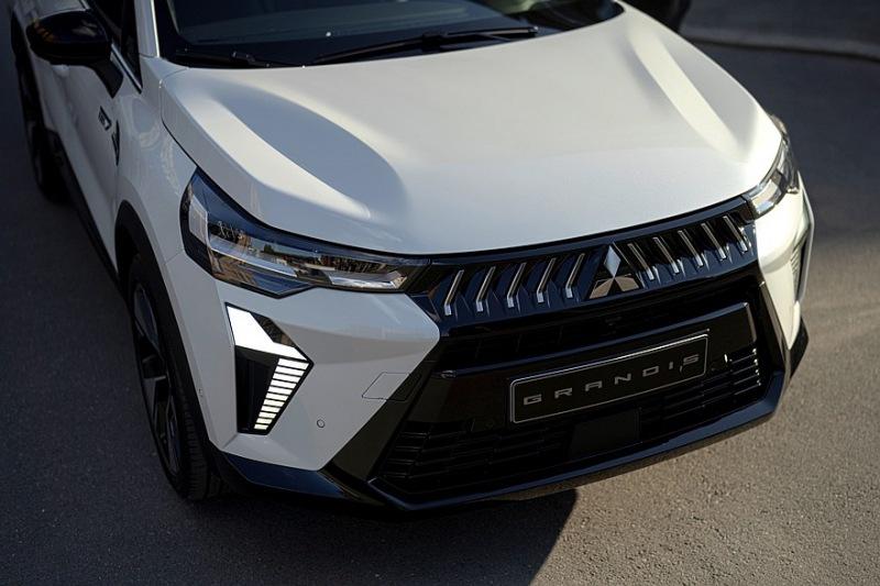 Новый Mitsubishi Grandis: вместо минивэна — ещё один клон паркетника Renault Новый Mitsubishi Grandis: не минивэн, а очередной клон внедорожника Renault