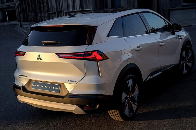 Новый Mitsubishi Grandis: вместо минивэна — ещё один клон паркетника Renault Новый Mitsubishi Grandis: не минивэн, а очередной клон внедорожника Renault