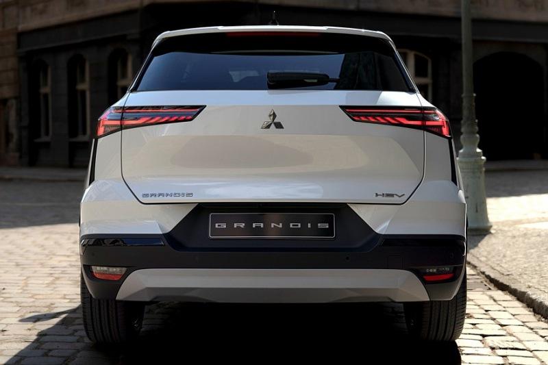 Новый Mitsubishi Grandis: вместо минивэна — ещё один клон паркетника Renault Новый Mitsubishi Grandis: не минивэн, а очередной клон внедорожника Renault