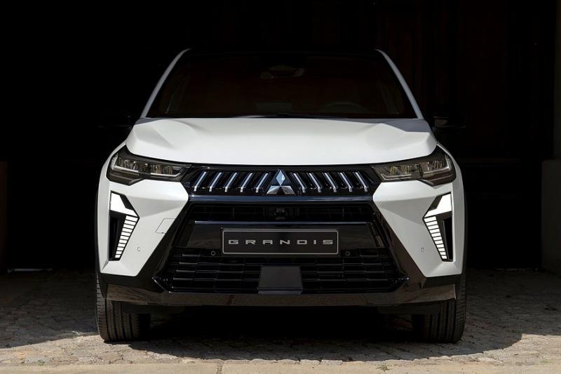 Новый Mitsubishi Grandis: вместо минивэна — ещё один клон паркетника Renault Новый Mitsubishi Grandis: не минивэн, а очередной клон внедорожника Renault