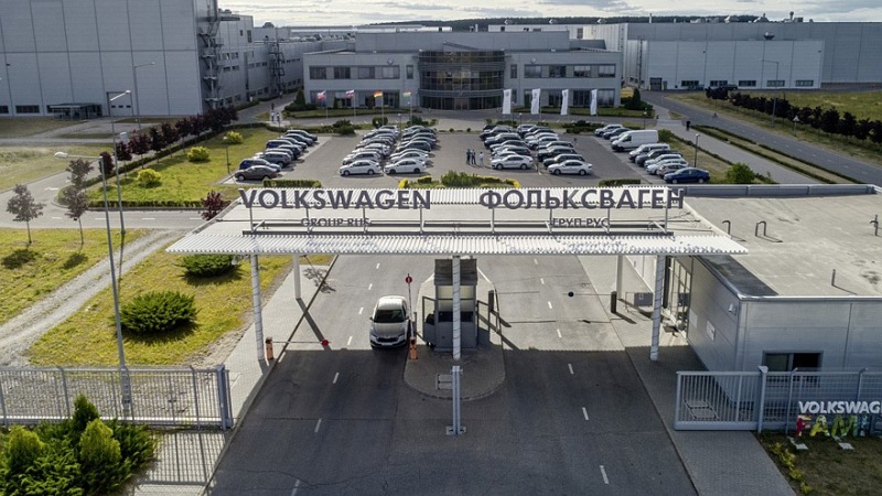 Бывший завод Volkswagen в РФ отправят в очередной простой, хотя запуск конвейера был запланирован