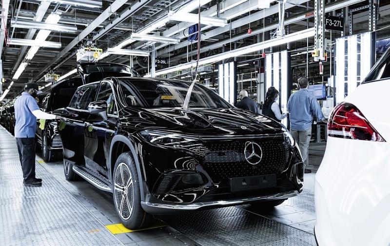 Mercedes-Benz перенесет производство малопродаваемого внедорожника EQS из США в Германию
