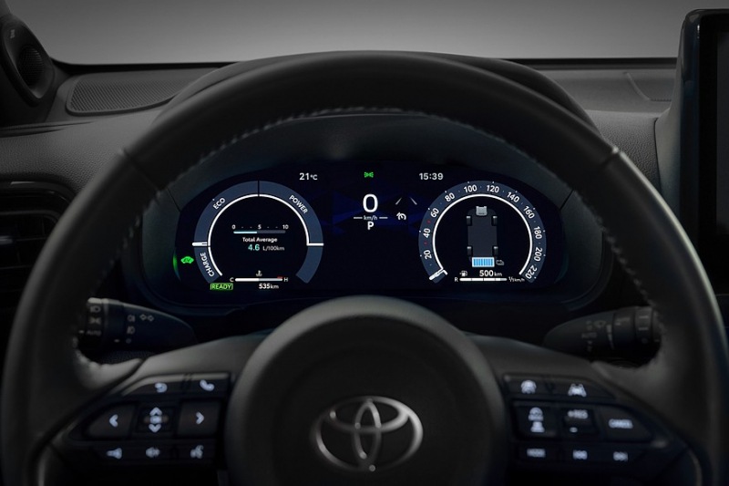 Обновленный Toyota Yaris Cross: больше мощности, меньше шума и большие экраны