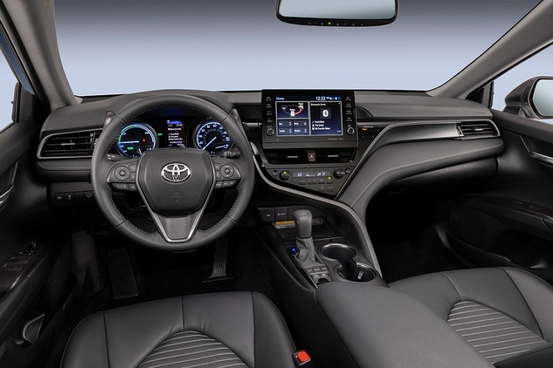 Toyota Camry нового поколения: свежие тизеры и дата премьеры