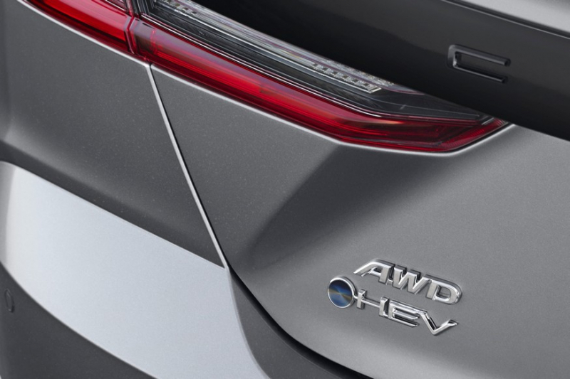 Toyota Camry нового поколения: свежие тизеры и дата премьеры
