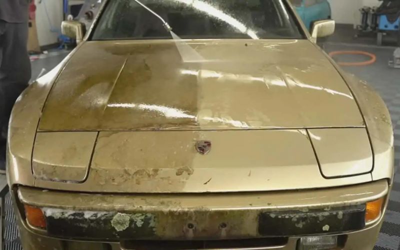 Редкий Porsche 944 нашли брошенным в поле в США на протяжении 15 лет