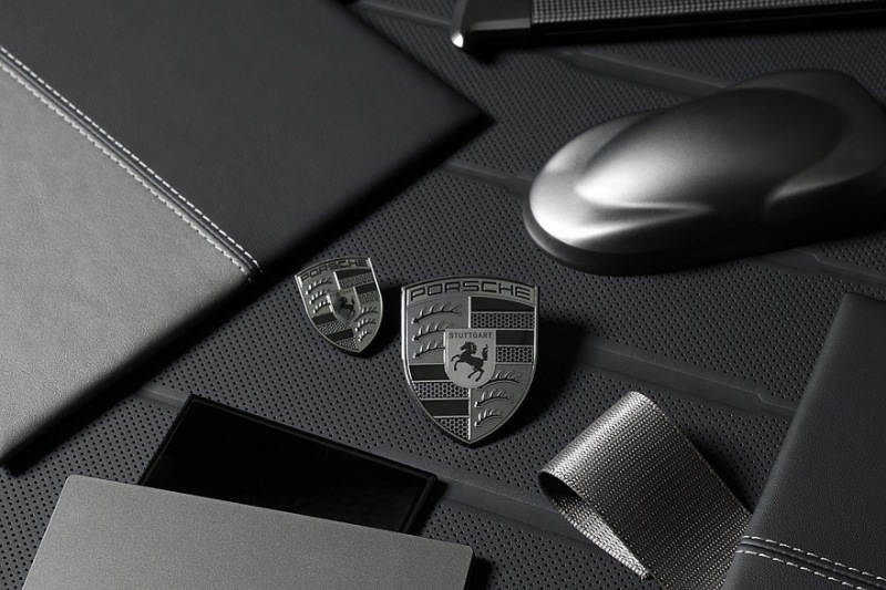 Турбо-версии моделей Porsche получили логотип в новом цвете и иной дизайн интерьера