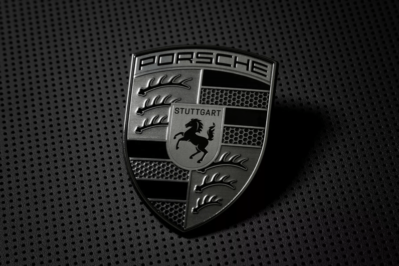 Турбо-версии моделей Porsche получили логотип в новом цвете и иной дизайн интерьера