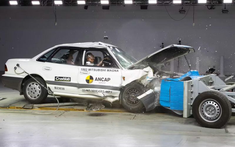 Ассоциация ANCAP провела уникальный краш-тест 30-летнего автомобиля видео