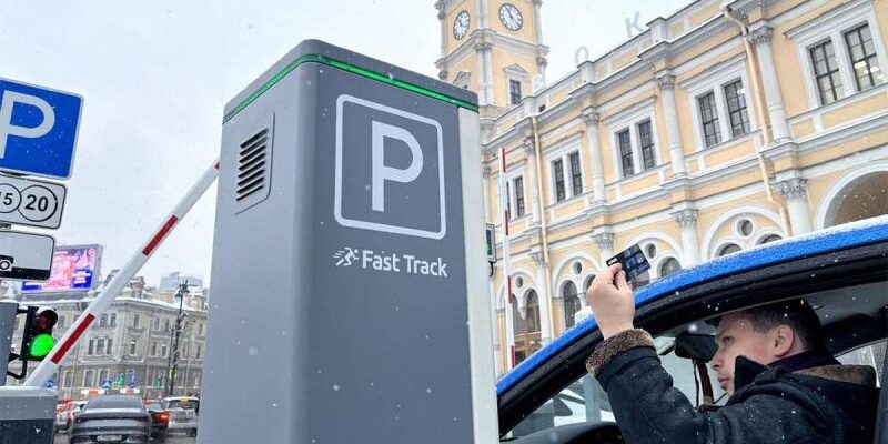 Новая система оплаты парковки заработала на двух вокзалах в России
