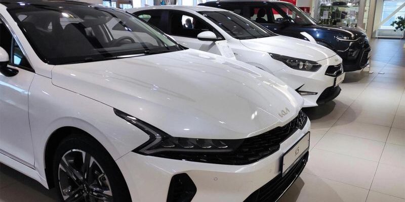 Продажи легковых автомобилей в России в 2023 году превысили 1 млн