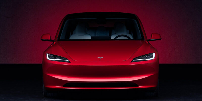 Tesla отзовёт более 2 млн машин, чтобы заставить водителей следить за автопилотом
