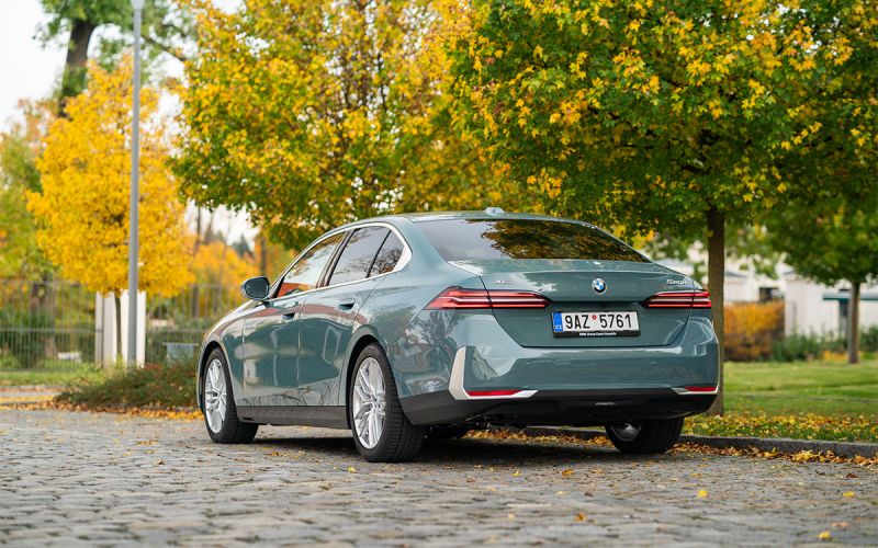 В России продажи нового BMW 5 серии начались за 10,8 миллиона рублей.

