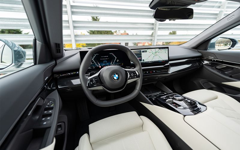 В России продажи нового BMW 5 серии начались за 10,8 миллиона рублей.


