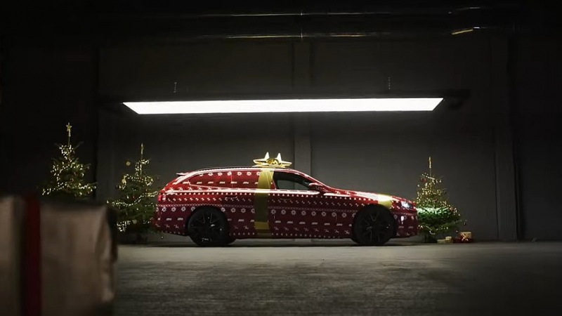 «Заряженный» универсал уже в пути: BMW M5 Touring предстал в праздничном камуфляже
