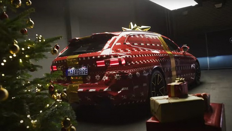 «Заряженный» универсал уже в пути: BMW M5 Touring предстал в праздничном камуфляже