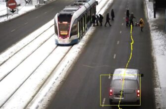 Камеры начали фиксировать непропуск пешеходов к трамваям. Что случилось