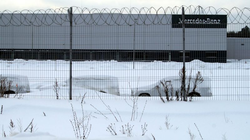 Неизвестные автомобили найдены на бывшем заводе Mercedes в России