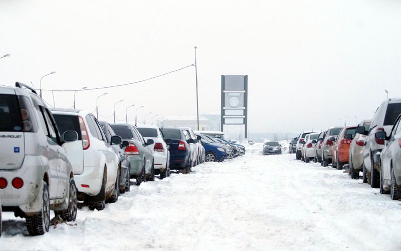 Тысячи новых автомобилей были обнаружены на бывшем заводе Volkswagen в России фотография