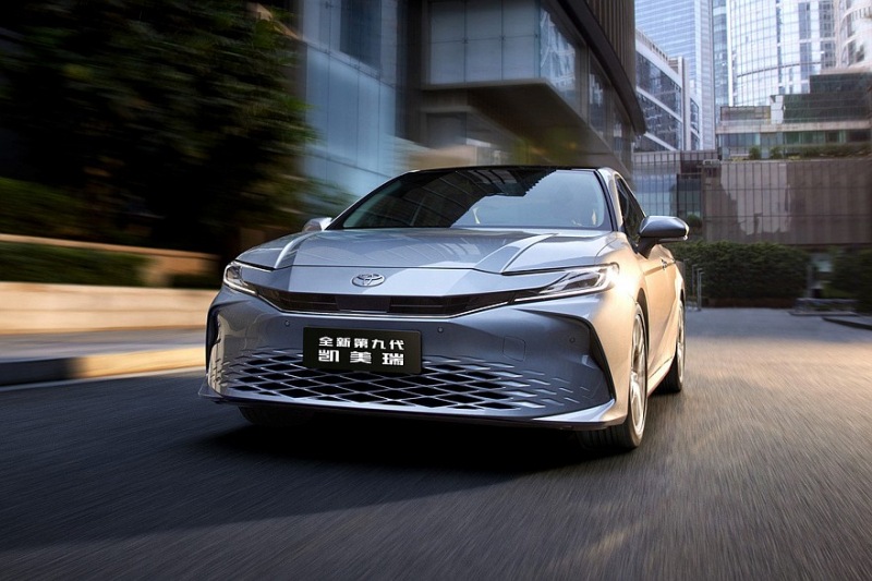 Новая Toyota Camry: много версий, дешевле предыдущего седана
