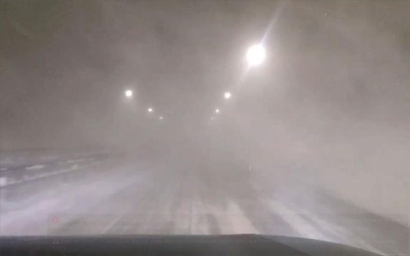 Сильный снегопад парализовал движение транспорта на участках федеральной трассы М-12