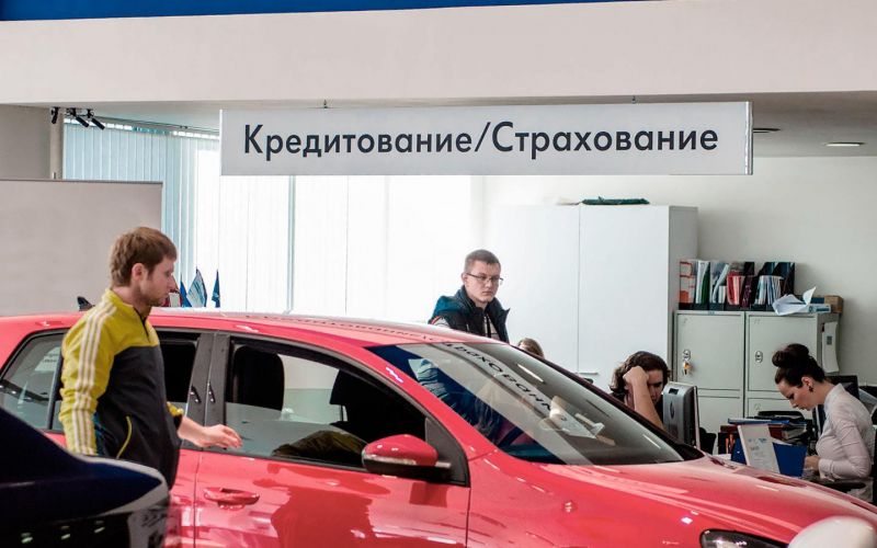 Сумма выданных автокредитов в 2023 году составила почти 1 триллион рублей.

