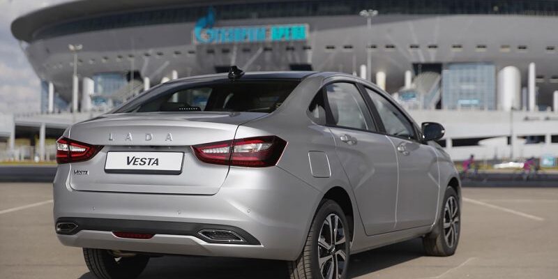 У российских дилеров исчезли Lada Vesta в начальных комплектациях