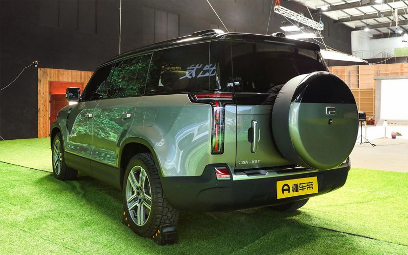 В Россию привезли новый внедорожник Rox Stone 01 в стиле Land Rover