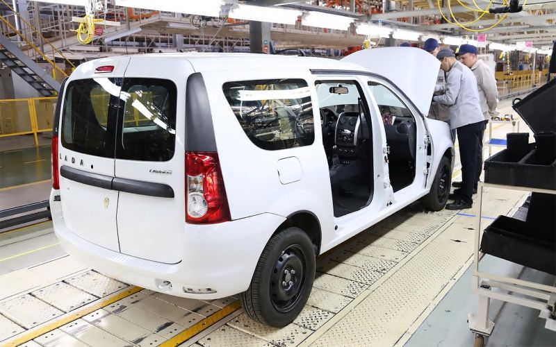 АвтоВАЗ возобновляет производство легковых автомобилей Lada Largus
