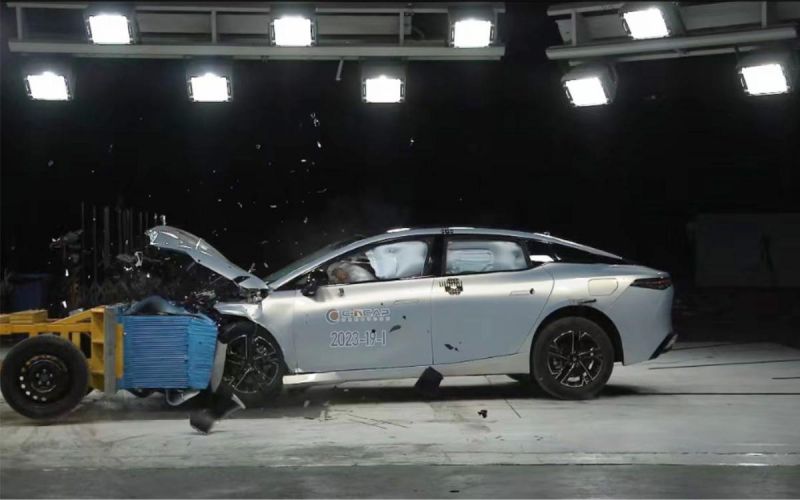 Китайский суперседан GAC Aion Hyper GT разбился во время краш-теста результат