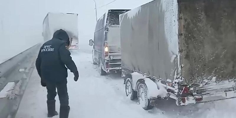 На платной трассе М-12 в Татарстане из-за метели резко понизили скорость