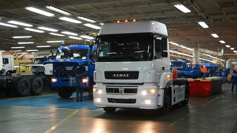 Немецкий концерн Daimler Trucks продает акции КАМАЗа