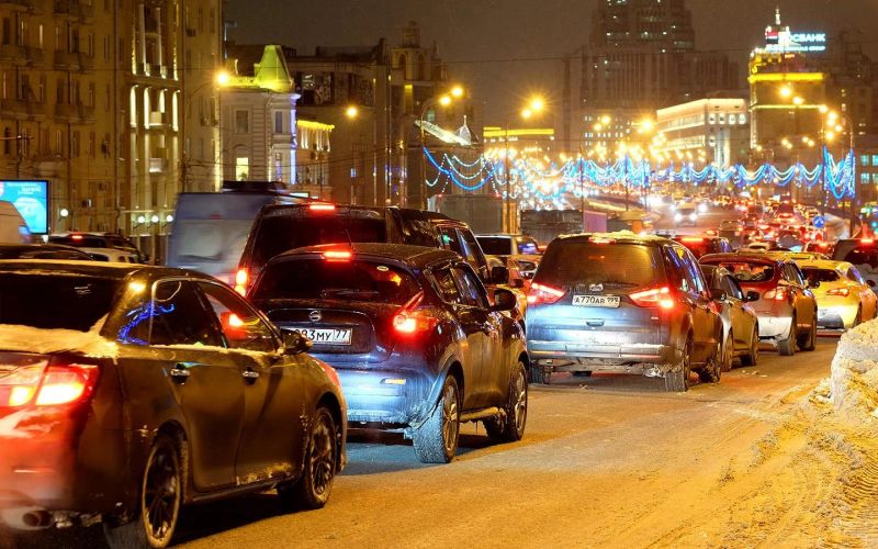 Снег парализовал движение транспорта в Москве