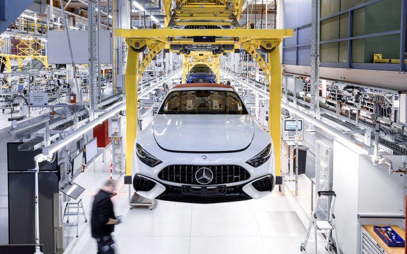 Роботы-гуманоиды начали работать на заводе Mercedes-Benz