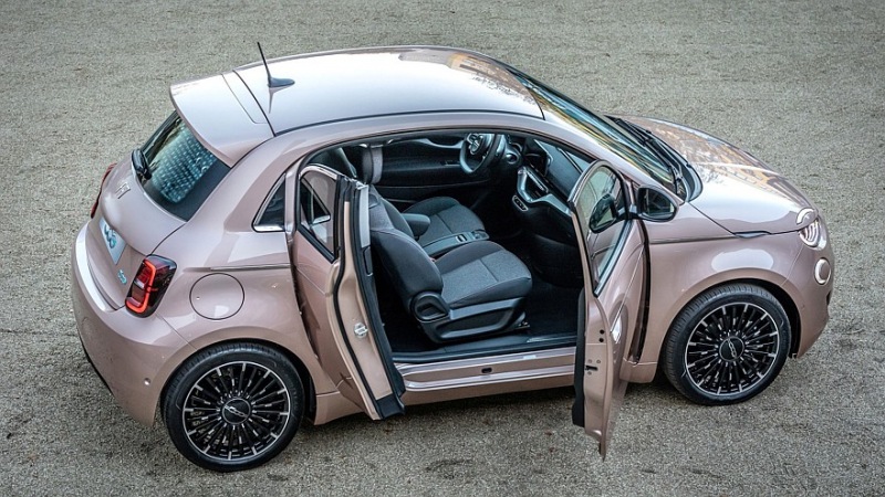 Новый Fiat 500 оснастят бензиновым двигателем из-за слабого спроса на электрокары