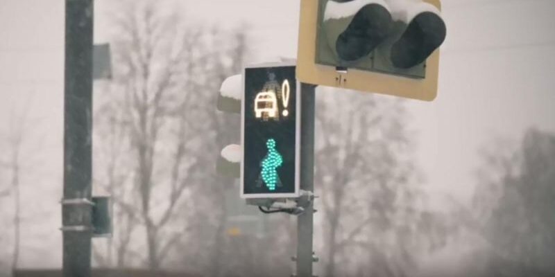 В Москве появились пешеходные светофоры с белой машиной. Зачем они нужны