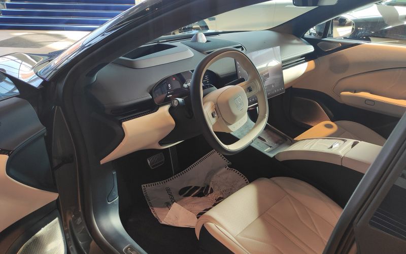 Конкурирующий с Tesla китайский седан Zeekr 007 начинает продажи в России