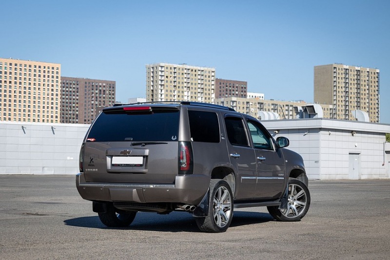 Подержанный Chevrolet Tahoe III (GMT920): сложное переднее крыло и тонкий номер рамы