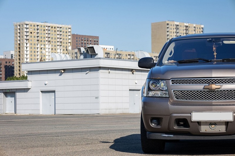 Подержанный Chevrolet Tahoe III (GMT920): сложное переднее крыло и тонкий номер рамы