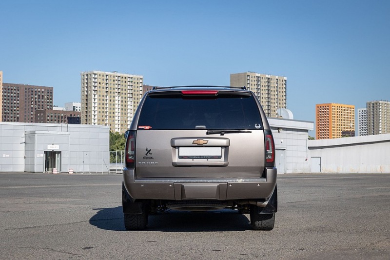 Подержанный Chevrolet Tahoe III (GMT920): сложное переднее крыло и тонкий номер рамы