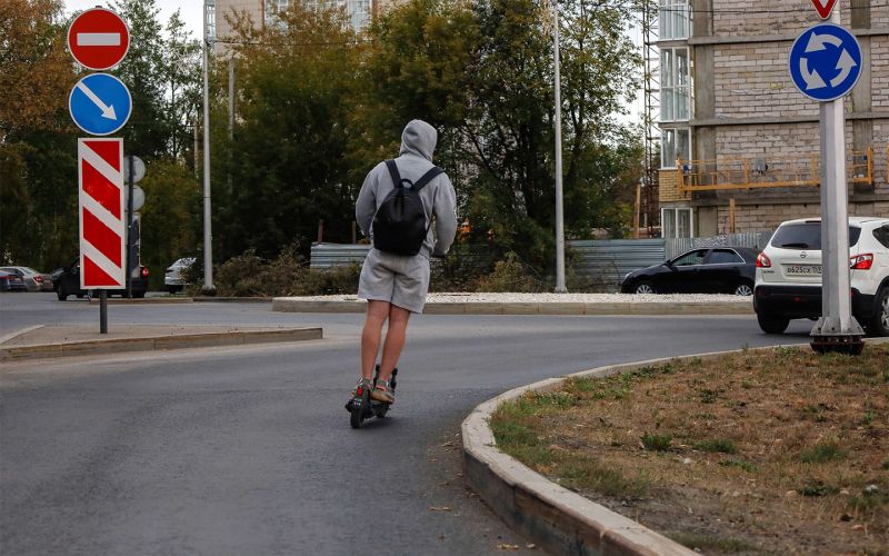 Как ездить на электросамокате по городу и нужны ли водительские права