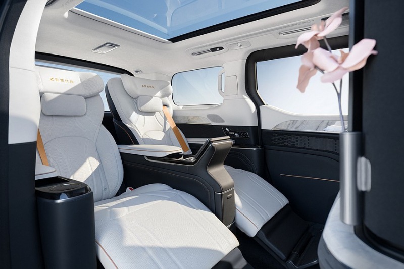 Минивэн Geely Zeekr 009 получил мощную VIP-версию с четырехместным салоном и телевизором