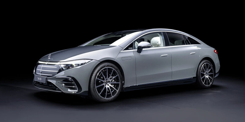Обновлённый Mercedes-Benz EQS: старомодный передок и более ёмкая батарея