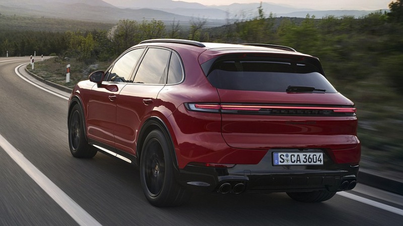 Обновленный Porsche Cayenne GTS теперь оснащен более мощным двигателем V8 с двойным турбонаддувом