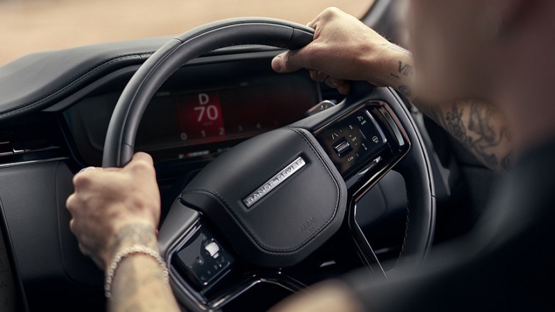 Появилась новая темная версия внедорожника Range Rover Sport