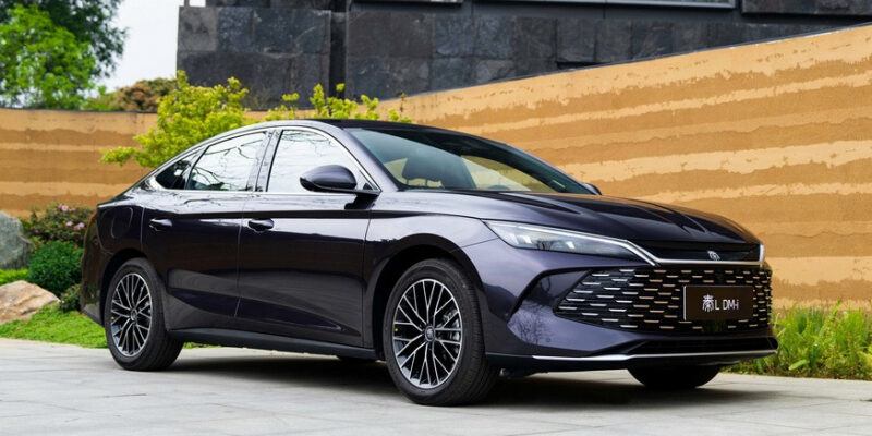 BYD запустила в продажу два новых седана: одинаковые техника и цены, но разный дизайн