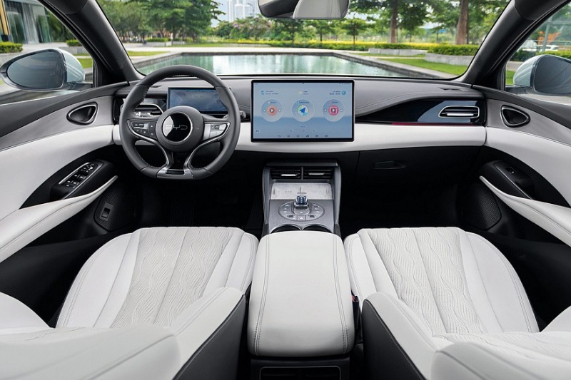 BYD запускает два новых седана: одинаковые технологии и цена, но разные конструкции